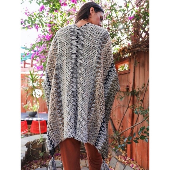 (NEW) Knit Boho Style Khaki & Gray Patterned Ruana - Picture 2 of 4